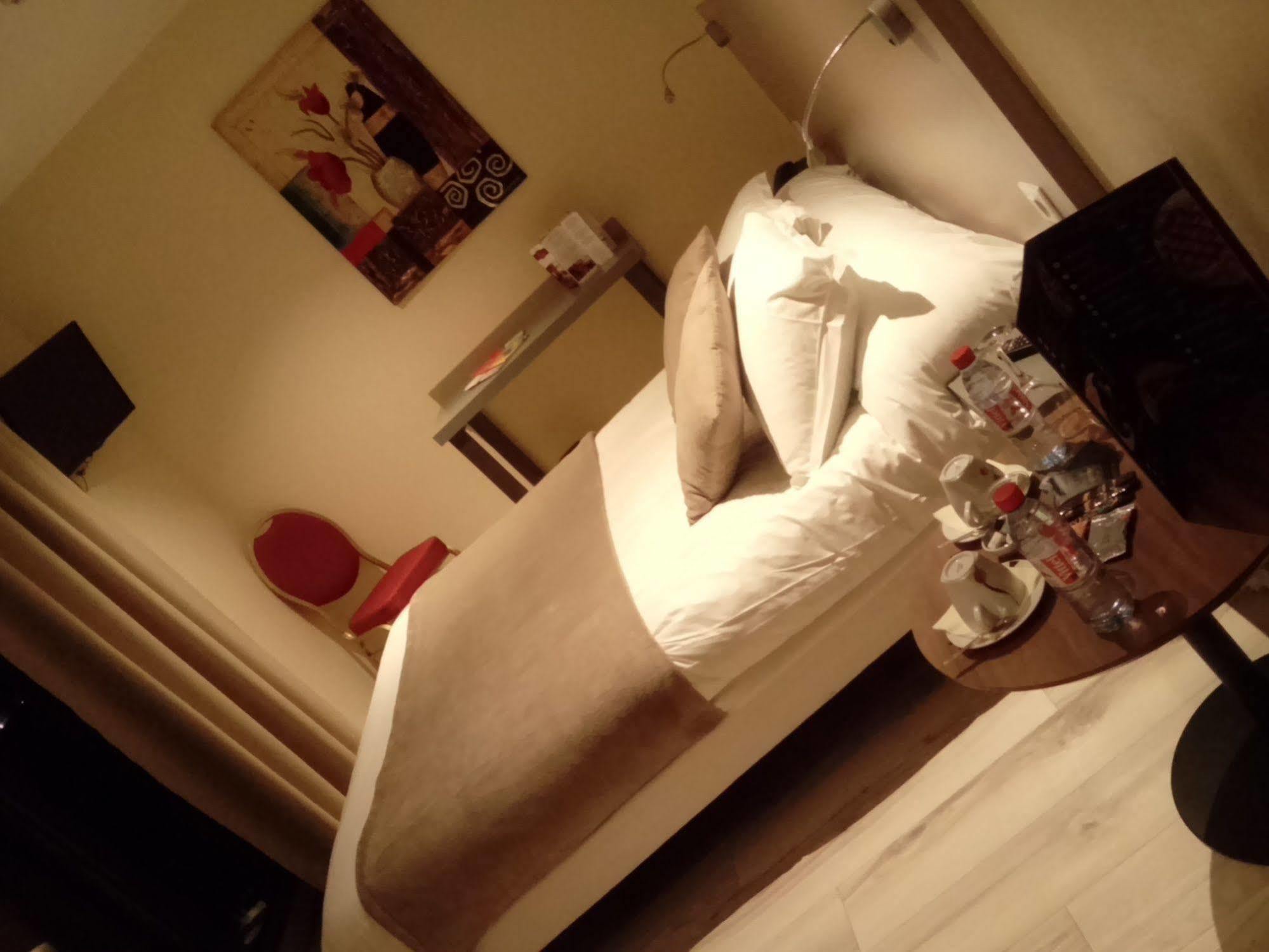 Le Grand Hotel Maubeuge Buitenkant foto