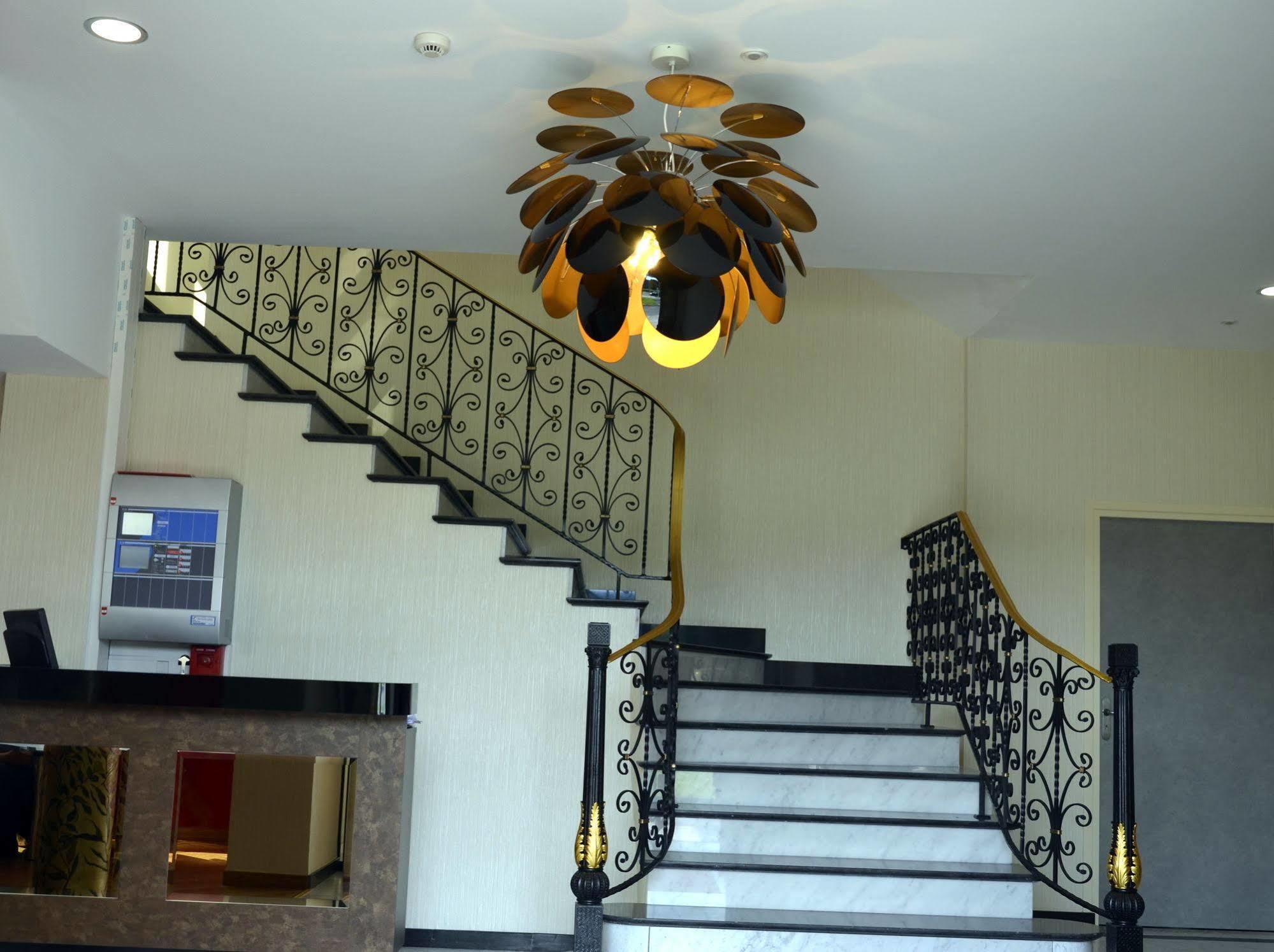 Le Grand Hotel Maubeuge Buitenkant foto